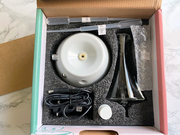 Inside the box Opulence Nebulizing Diffuser